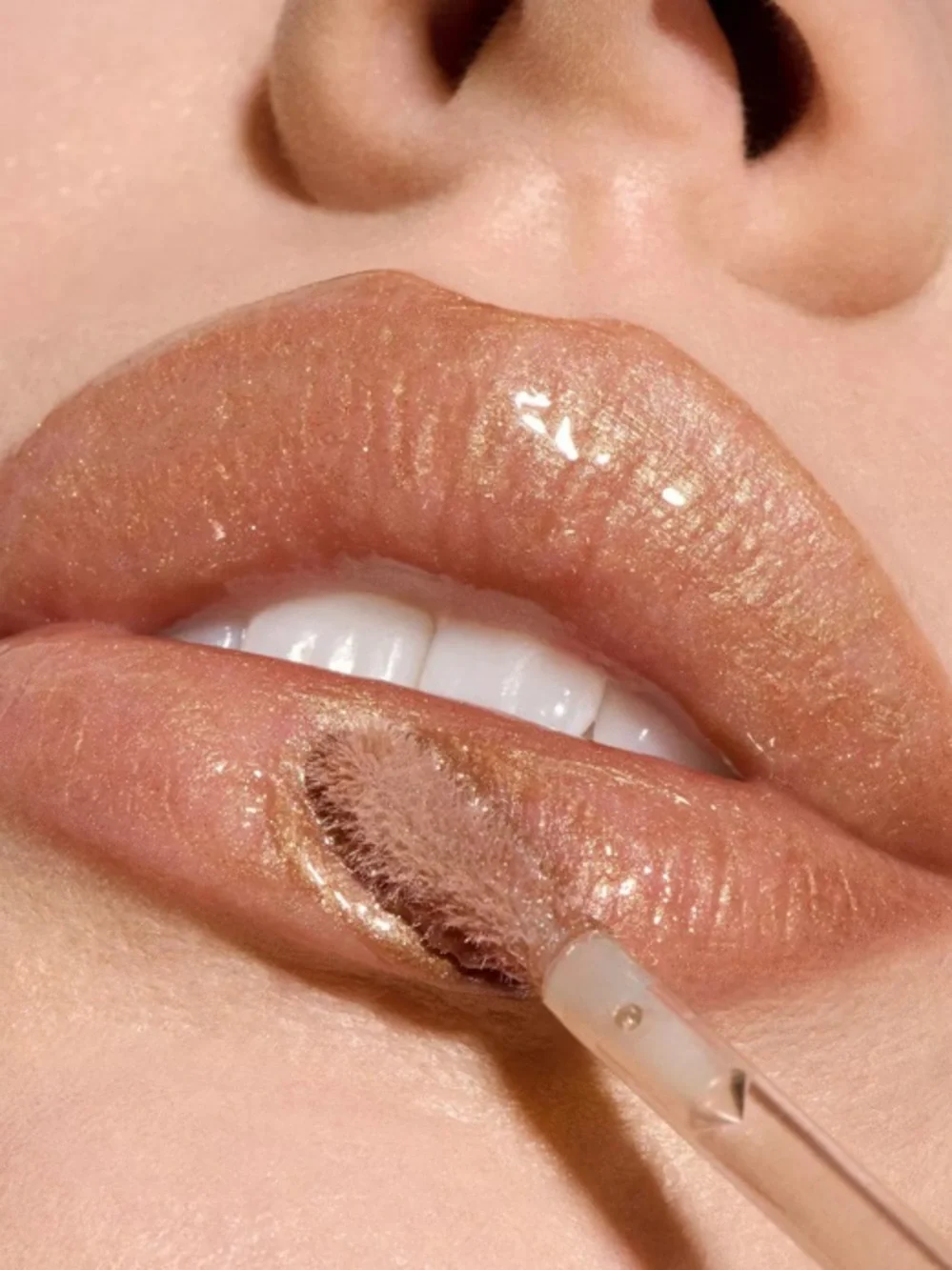 MAC Lipglass Air Non-Sticky Lipgloss Accolade